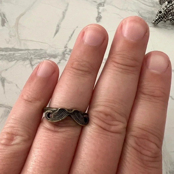 Lot of Assorted Costume Jewelry Rings - Picture 5 of 6